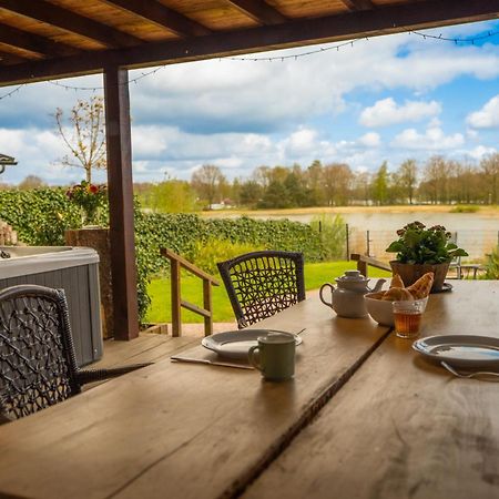 Drents Genieten - Lavendelheide Met Uitzicht Op Het Water Erm Ngoại thất bức ảnh