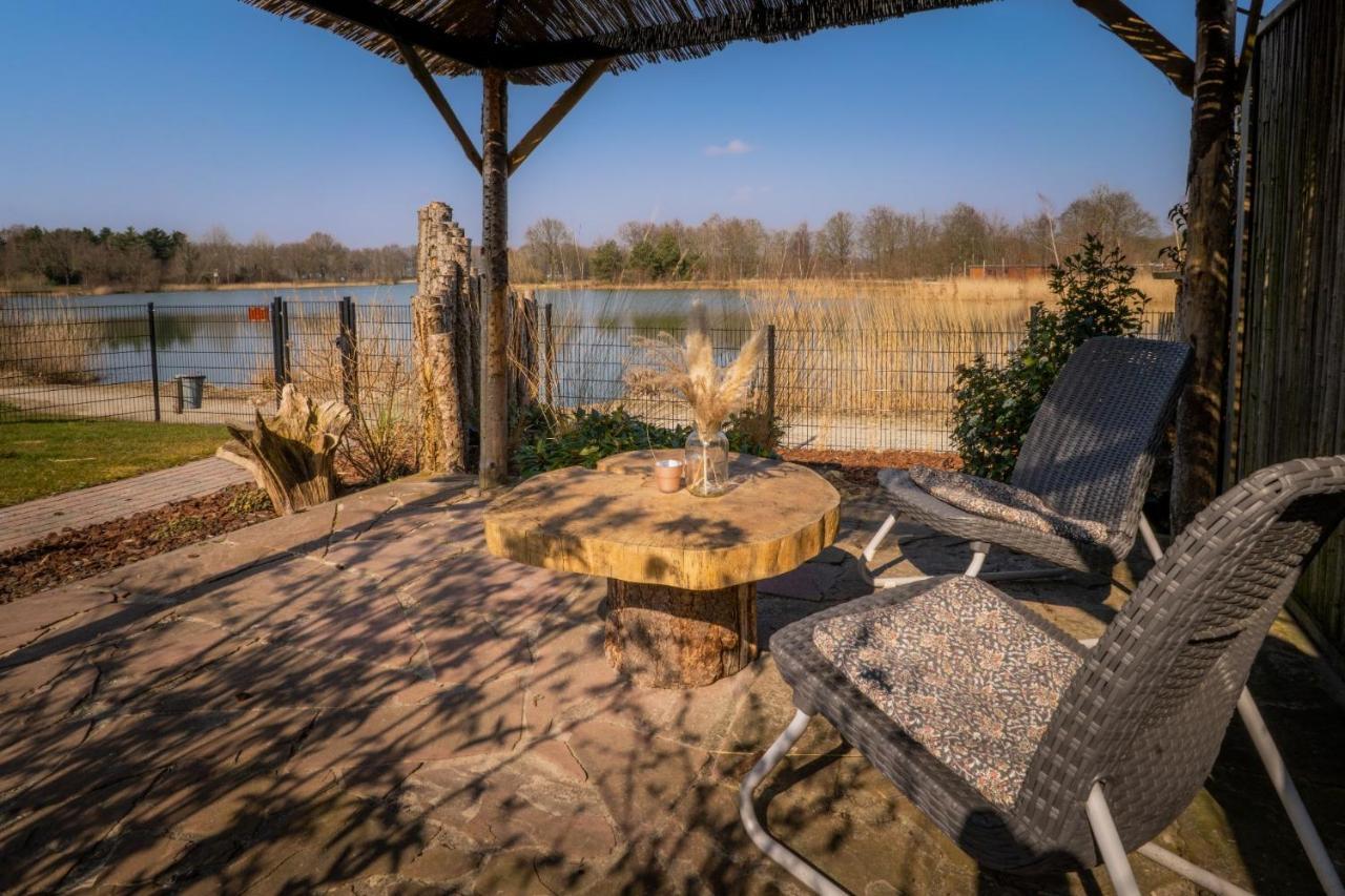 Drents Genieten - Lavendelheide Met Uitzicht Op Het Water Erm Ngoại thất bức ảnh