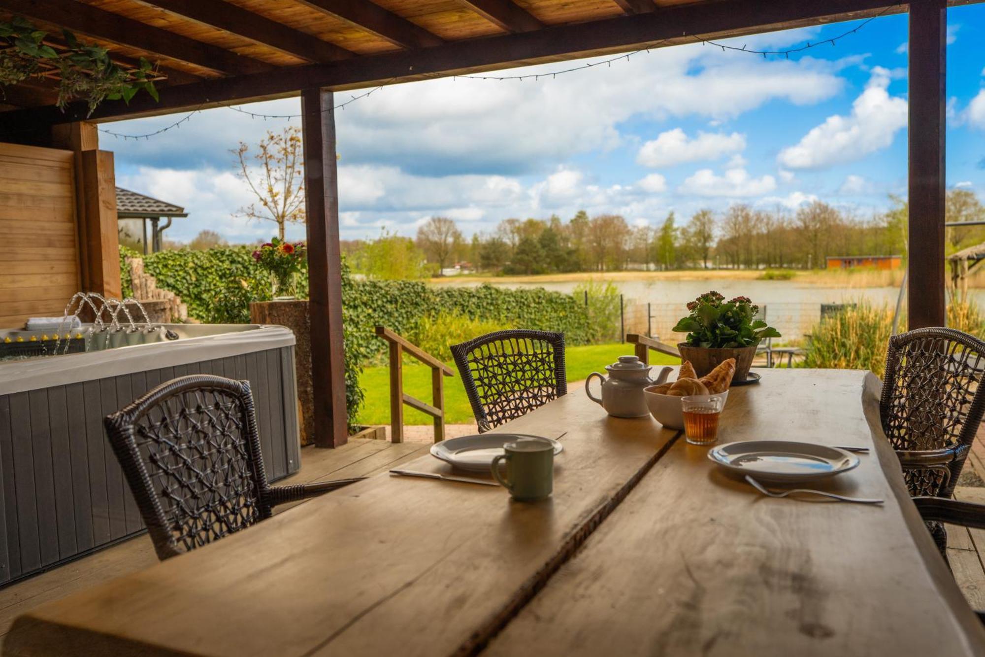 Drents Genieten - Lavendelheide Met Uitzicht Op Het Water Erm Ngoại thất bức ảnh